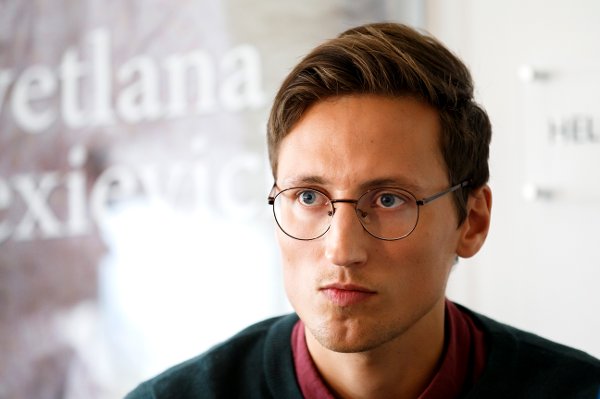 OSLO  20160830.
Aksel Braanen Sterri har vært med på å forfatte boka Makteliten som gis ut på Kagge forlag. Knut Olav Åmås er redaktør og har sammen med Aksel Braanen Sterri, Kristin Clemet, og Kjetil Wiedswang stått for kåringen og omtalene av de 252 mektigste innenfor arbeids- og næringsliv, politikk, forvaltning, kunnskap, kulturliv og medier og sivilsamfunn.
Foto: Cornelius Poppe / NTB