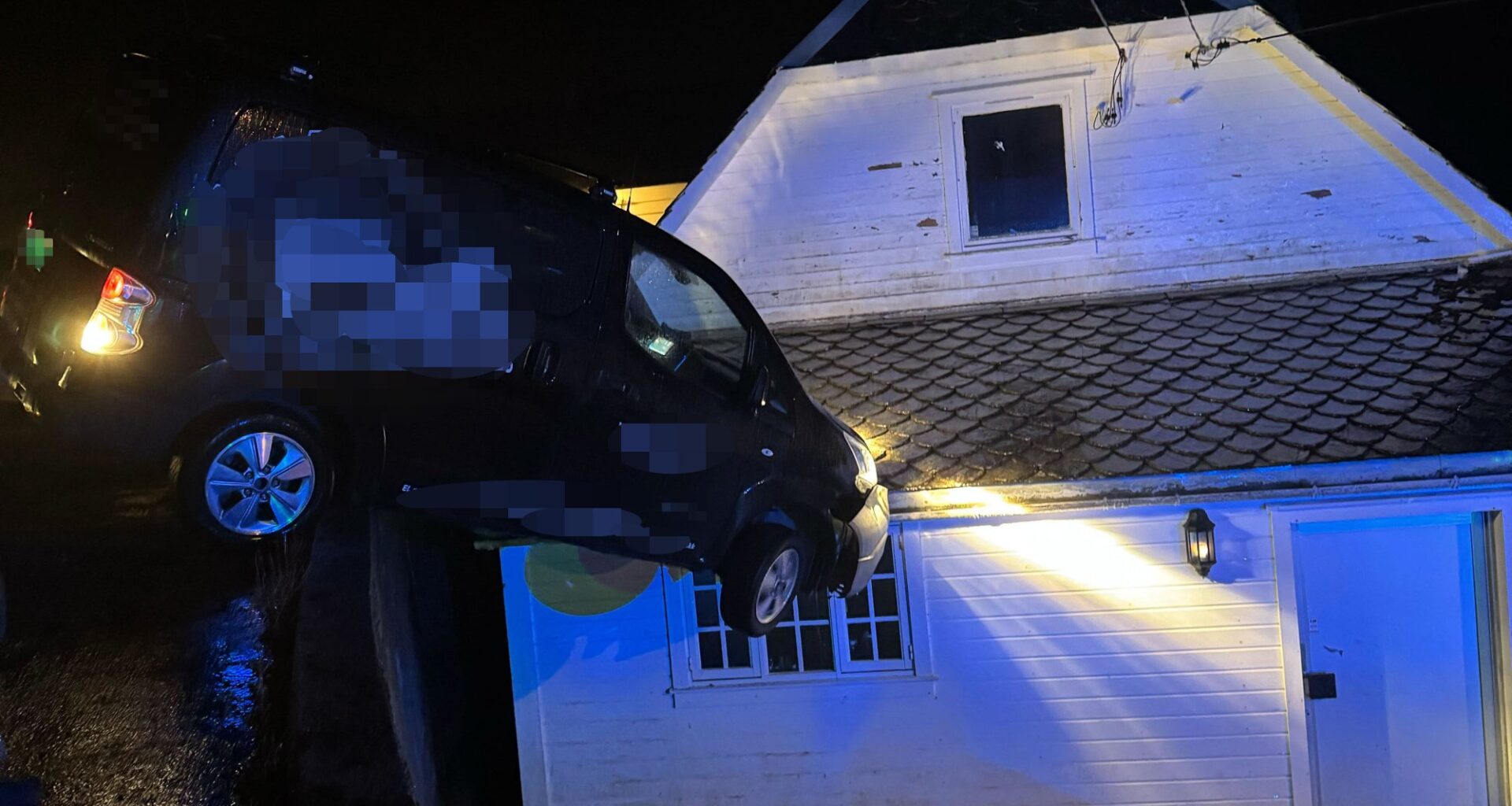 Øygarden, Trafikk | Bil kjørte utfor veien og havnet på et tak