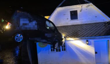 Øygarden, Trafikk | Bil kjørte utfor veien og havnet på et tak