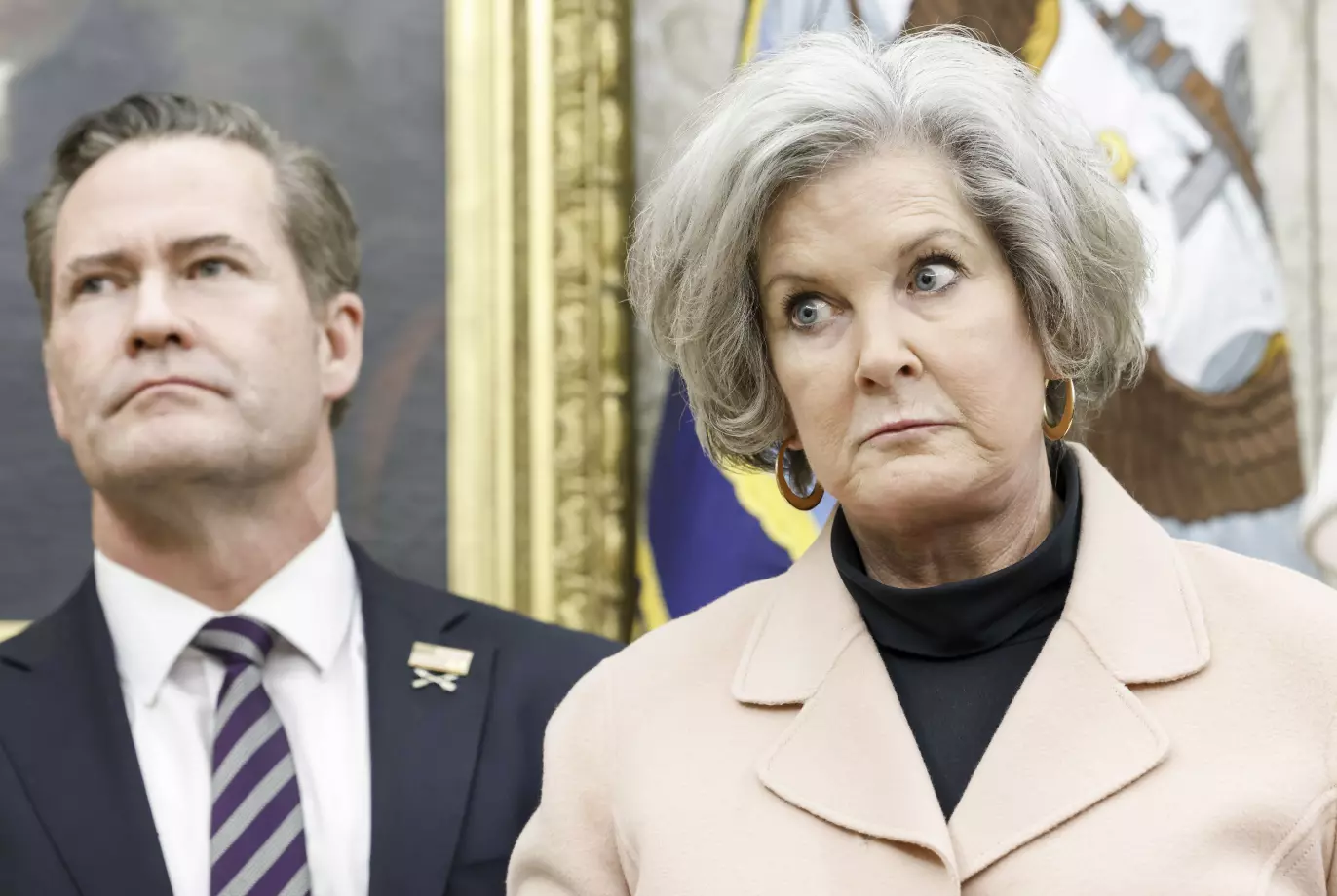 FØLGER MED: USAs president Donald Trump tar imot Israels statsminister Benjamin Netanyahu i Det hvite hus i Washington. Stabsjef Susie Wiles (t.h.) og nasjonal sikkerhetsrådgiver Mike Waltz følger møtet. Foto: Charpaud Christopher / ABACA / Shutterstock.