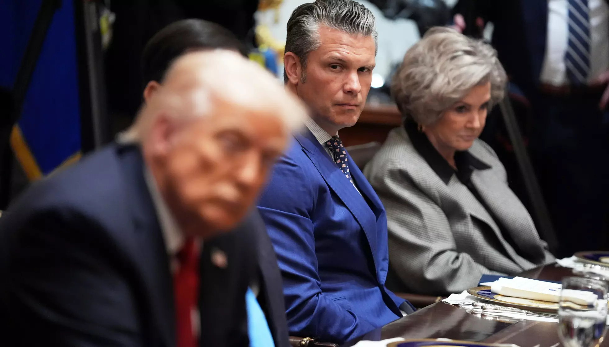 PÅ REKKE OG RAD: USAs forsvarsminister Pete Hegseth og Det hvite hus’ stabssjef Susie Wiles under et møte med president Donald Trump og Australias statsminister Anthony Albanese i Washington 20. oktober 2025. Foto: Evan Vucci / AP