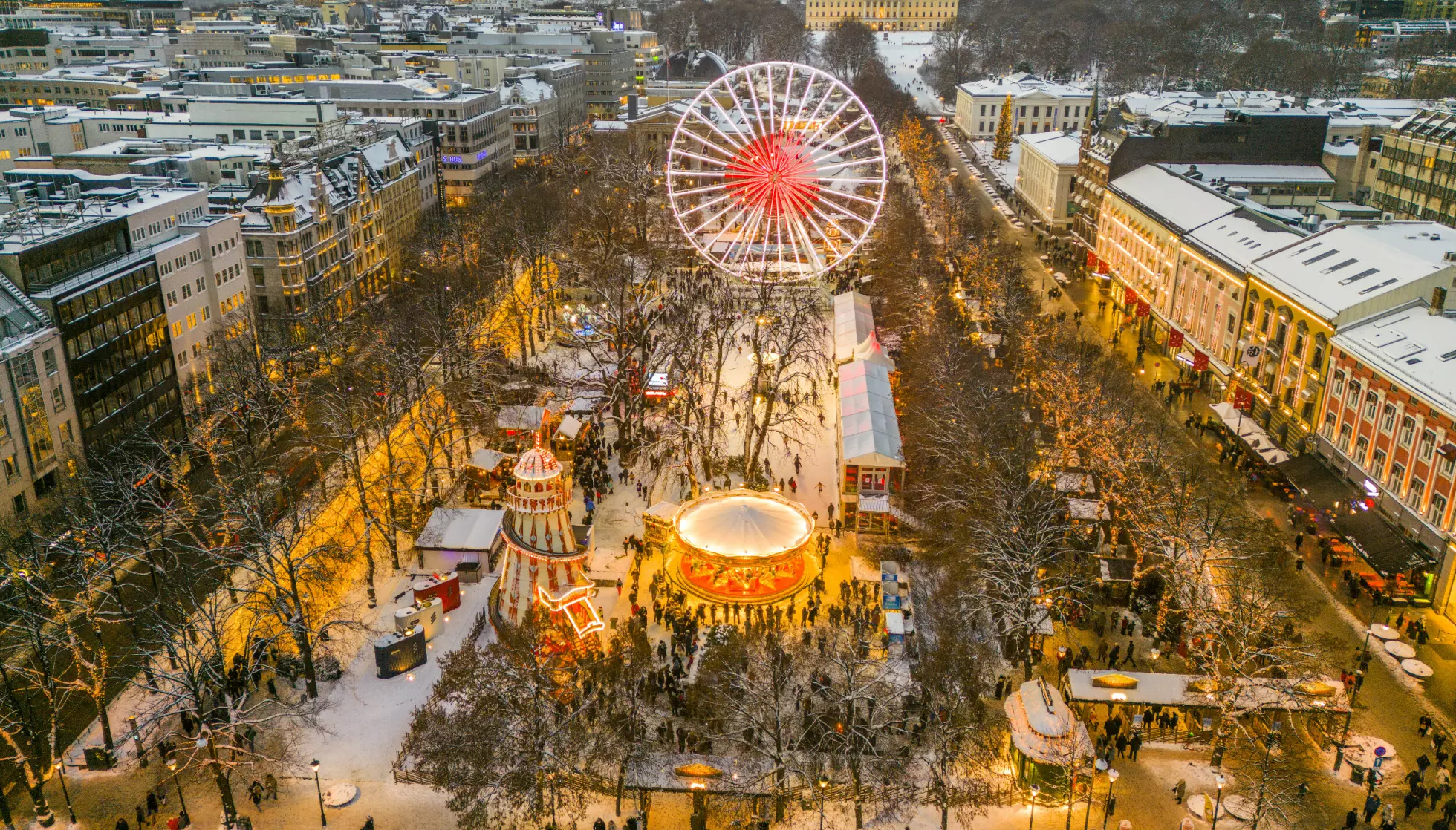 LYSER OPP: Dronefoto av julemarkedet Jul i Vinterland i Spikersuppa i Oslo, med Slottet i bakgrunnen. Foto: Heiko Junge / NTB