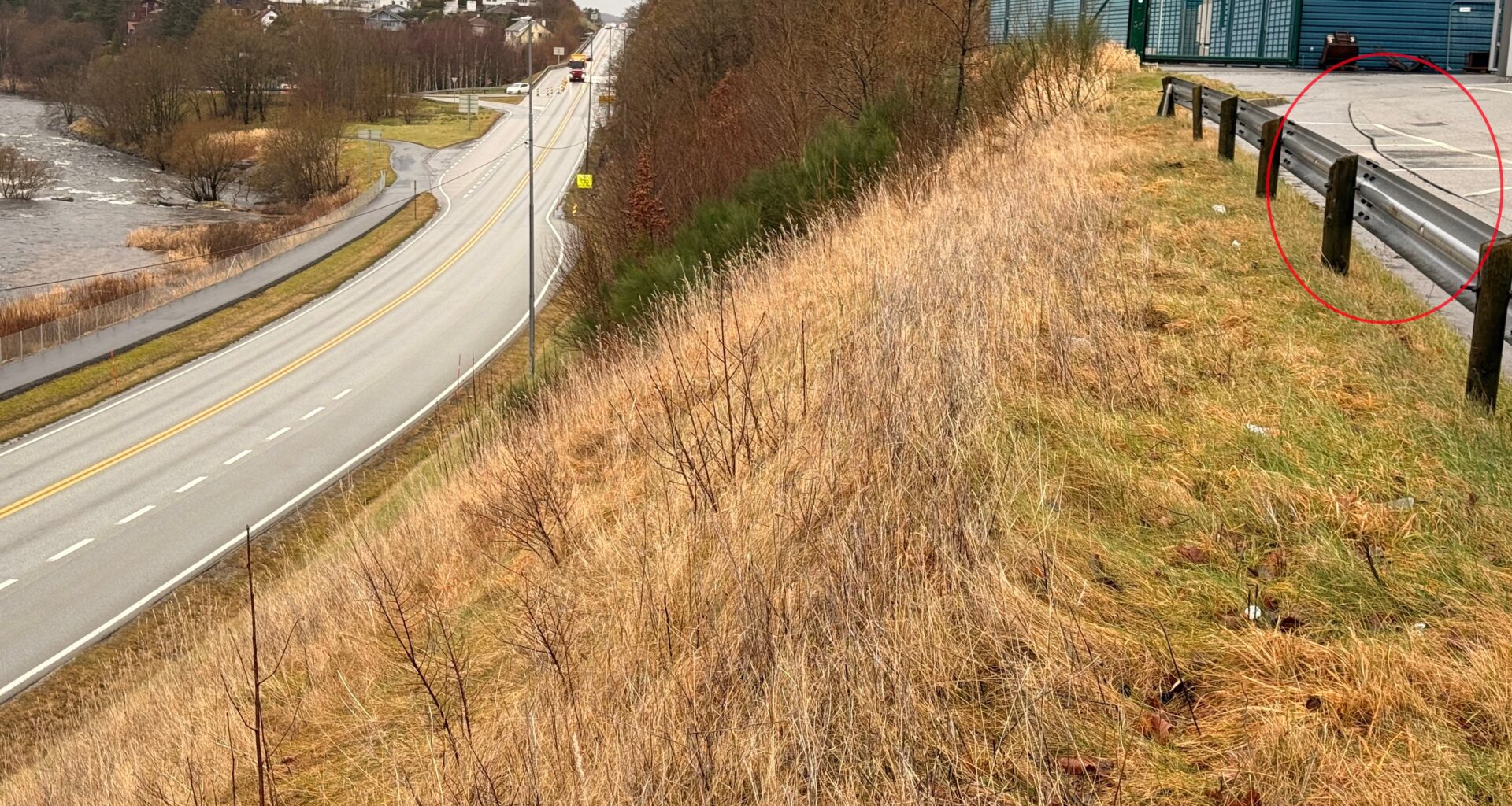Sprekkene i asfalten ses oppe til høyre. E39 til venstre. Foto: Morten Hage, Statens vegvesen