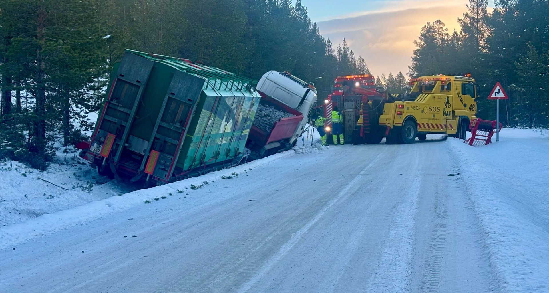 Ulykker og hendelser, Trafikk | Lastebil av vegen – fører til legevakt