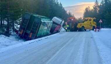 Ulykker og hendelser, Trafikk | Lastebil av vegen – fører til legevakt