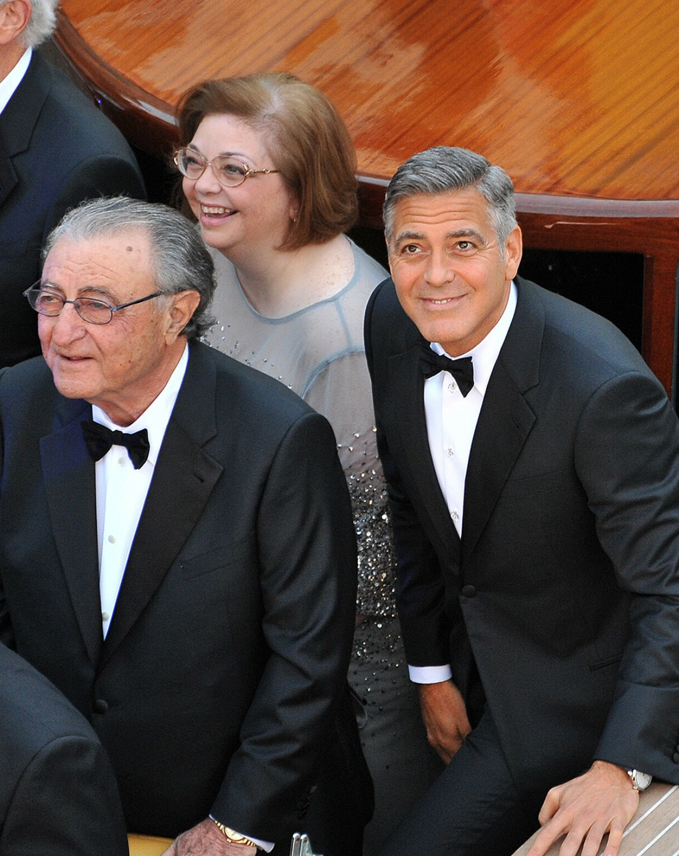 FAMILIE: Skuespiller George Clooney avbildet med søster Ada og svigerfar Ramzi Alamuddin i forkant av bryllpet sitt. Foto: AP Photo/Luigi Costantini/NTB