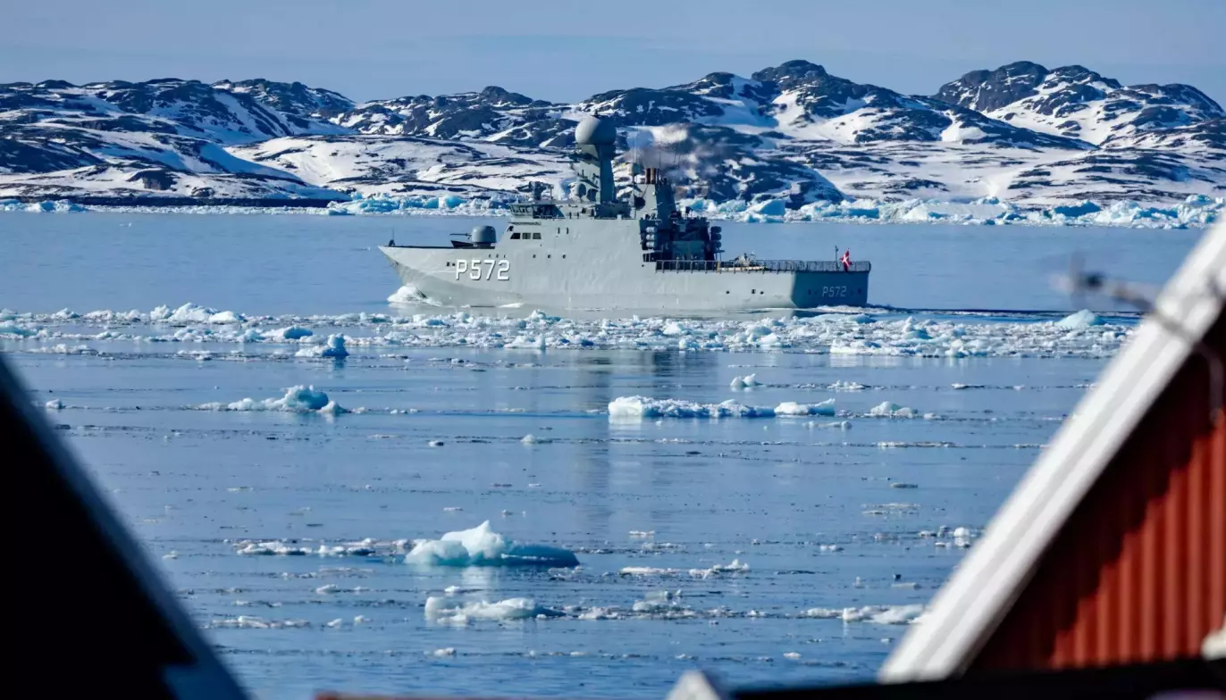 DANSK: Grønland er en del av Kongeriket Danmark. Her er et dansk marinefartøy avbildet utenfor Grønlands hovedstad Nuuk i mars. Foto: Odd Andersen/ AFP/NTB