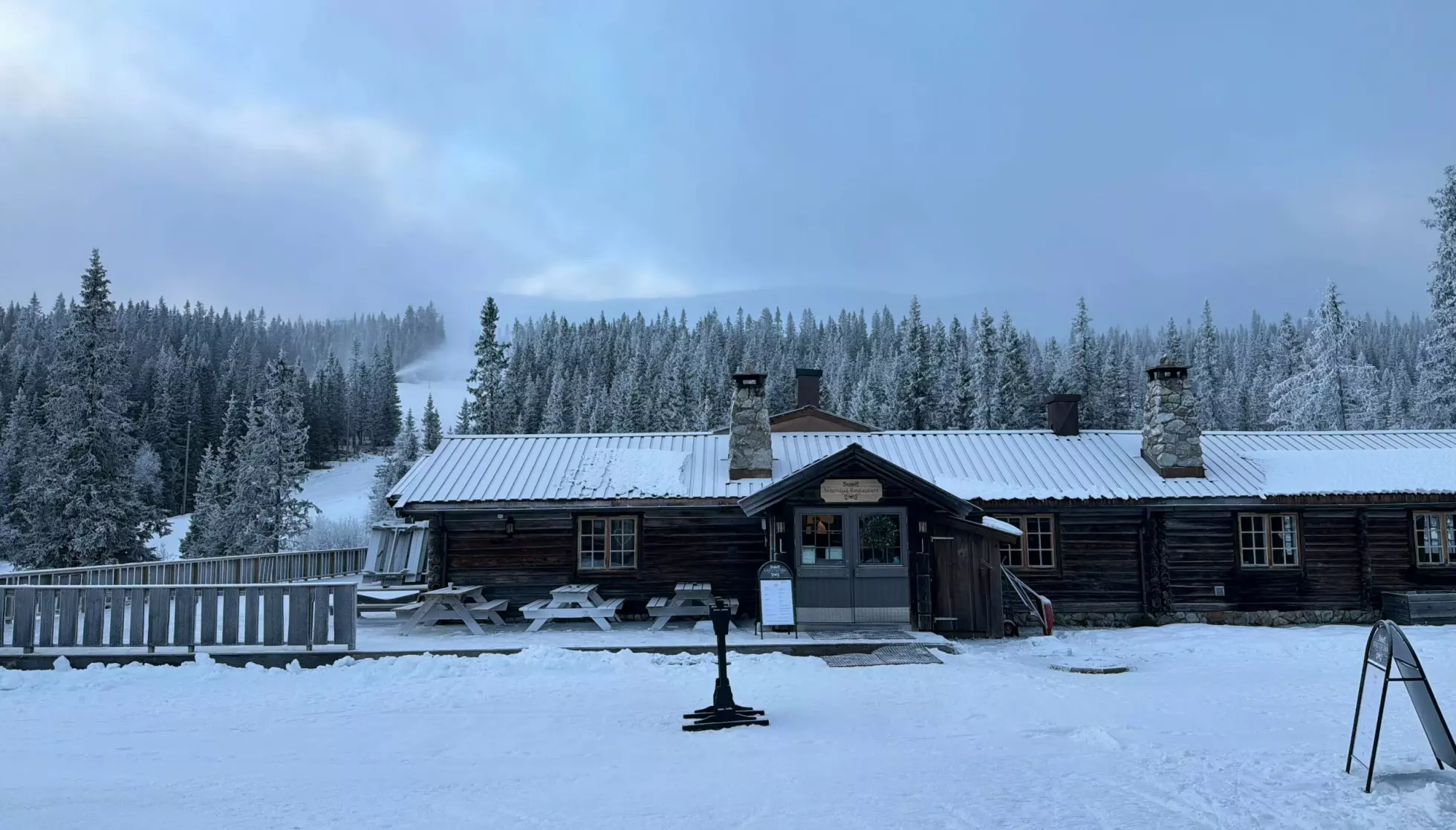 JUKSESNØ: Til venstre i bildet kan man se at det pumpes ut juksesnø. Foto: Bjarte Wigdel
