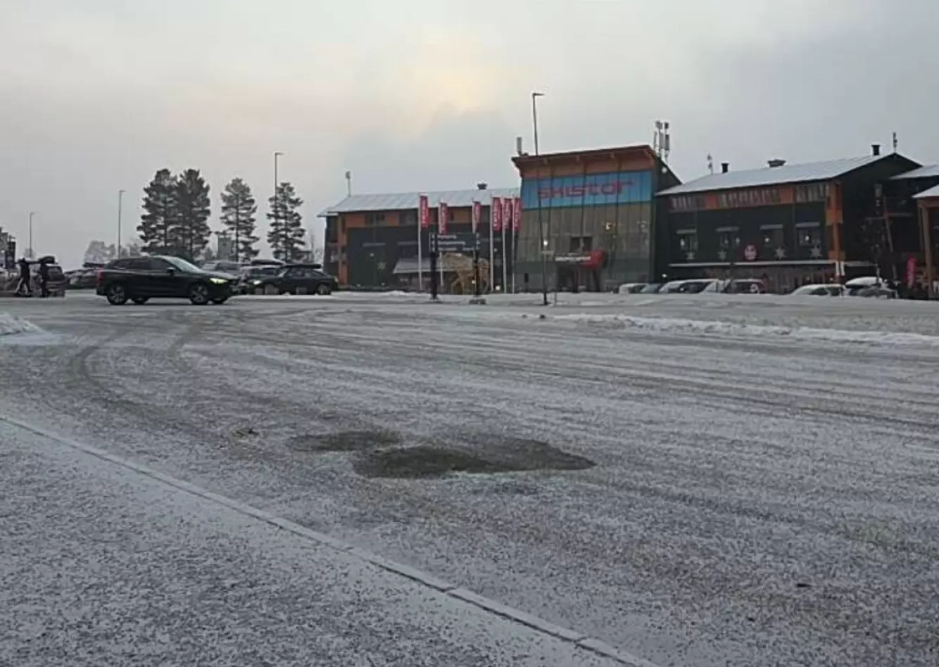 TURISTSENTERET: Det er et tynt lagt med noe hvitt ved turistsenteret i Trysil. Foto: Brage Lie Jor