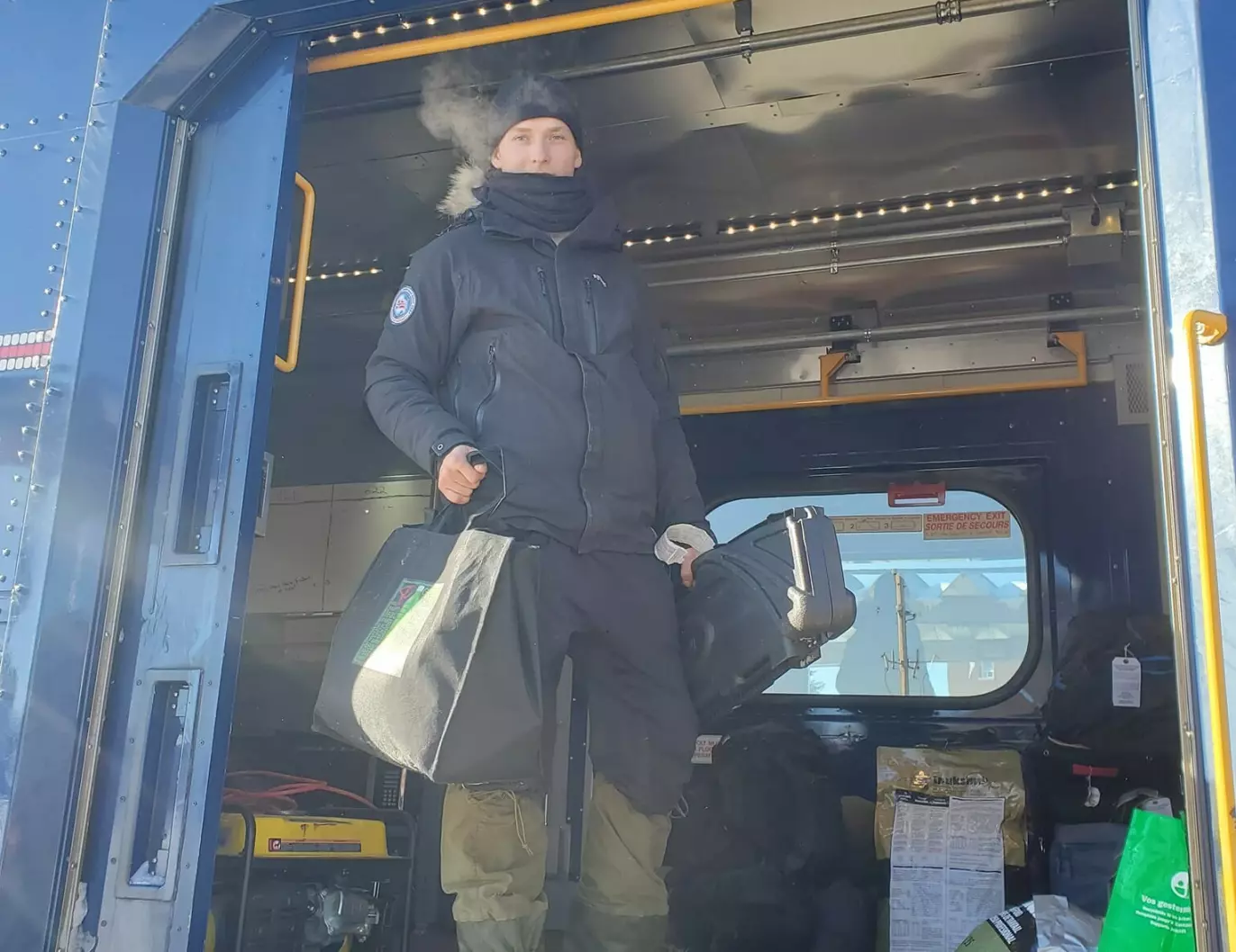 HER STARTET REISEN: Etter trøbbel med slede og uvær i starten, sendte Jakob Betker Steffen avgårde med et tog. Foto: Jakob Betker