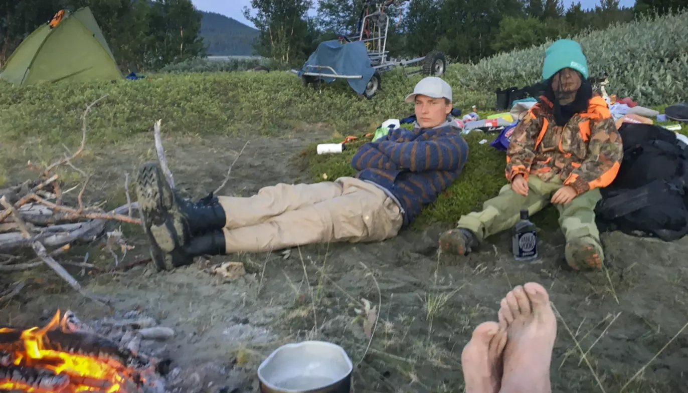 OBS!: - Dette bildet hadde vært veldig fint, hvis ikke det var for spritflaska mellom beina til lillebror, sier Atle og ler. Bildet er tatt på fisketur i Gudbrandsdalen i 2023. Foto: Atle Lauritzen