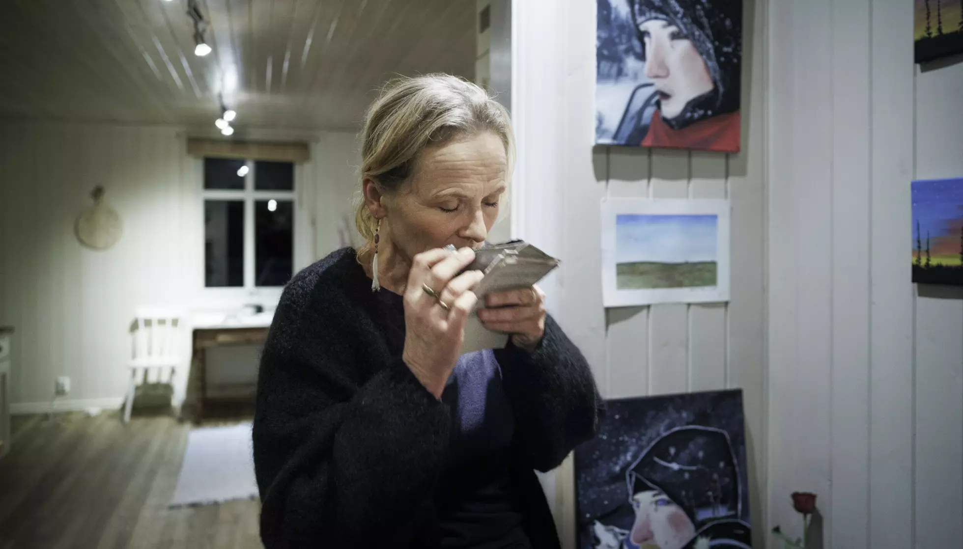 Klokkarstua 20251129. Gry Skjøttelvik, moren til Steffen Skjøttelvik (Som døde på vei gjennom Canada) På Steinerskolen og hjemme på gården. Steffens far, Atle Lauritzen er også med på mange bilder. Foto: Lars Eivind Bones / Dagbladet