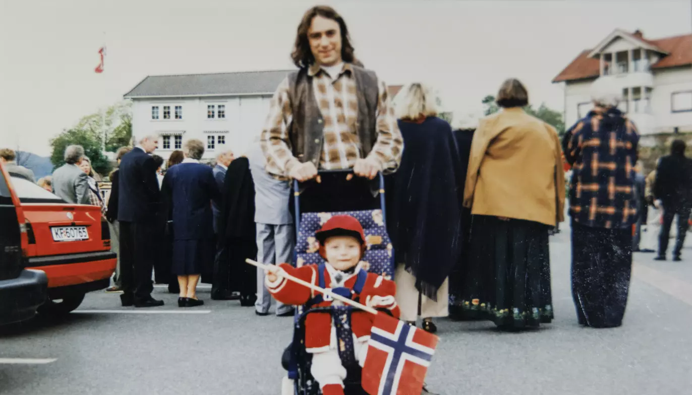 UNGE LOVENDE: Steffens far, Atle Lauritzen med en liten Steffen i vogna. Foto: Privat