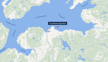 Leiter etter person på surfebrett – NRK Trøndelag – Lokale nyheter, TV og radio