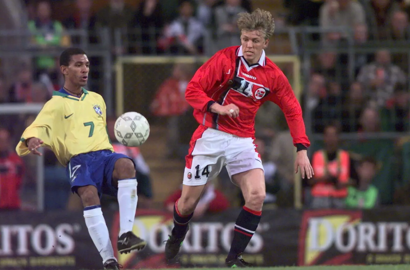 UFORGLEMMELIG NORSK SEIER: Norge slo Brasil 4-2 på Ullevaal Stadion i 1997. Her er Gunnar Halle i duell med brasilianske Giovanni Silva de Oliveira. Foto: Ole C. H. Thomassen/Dagbladet