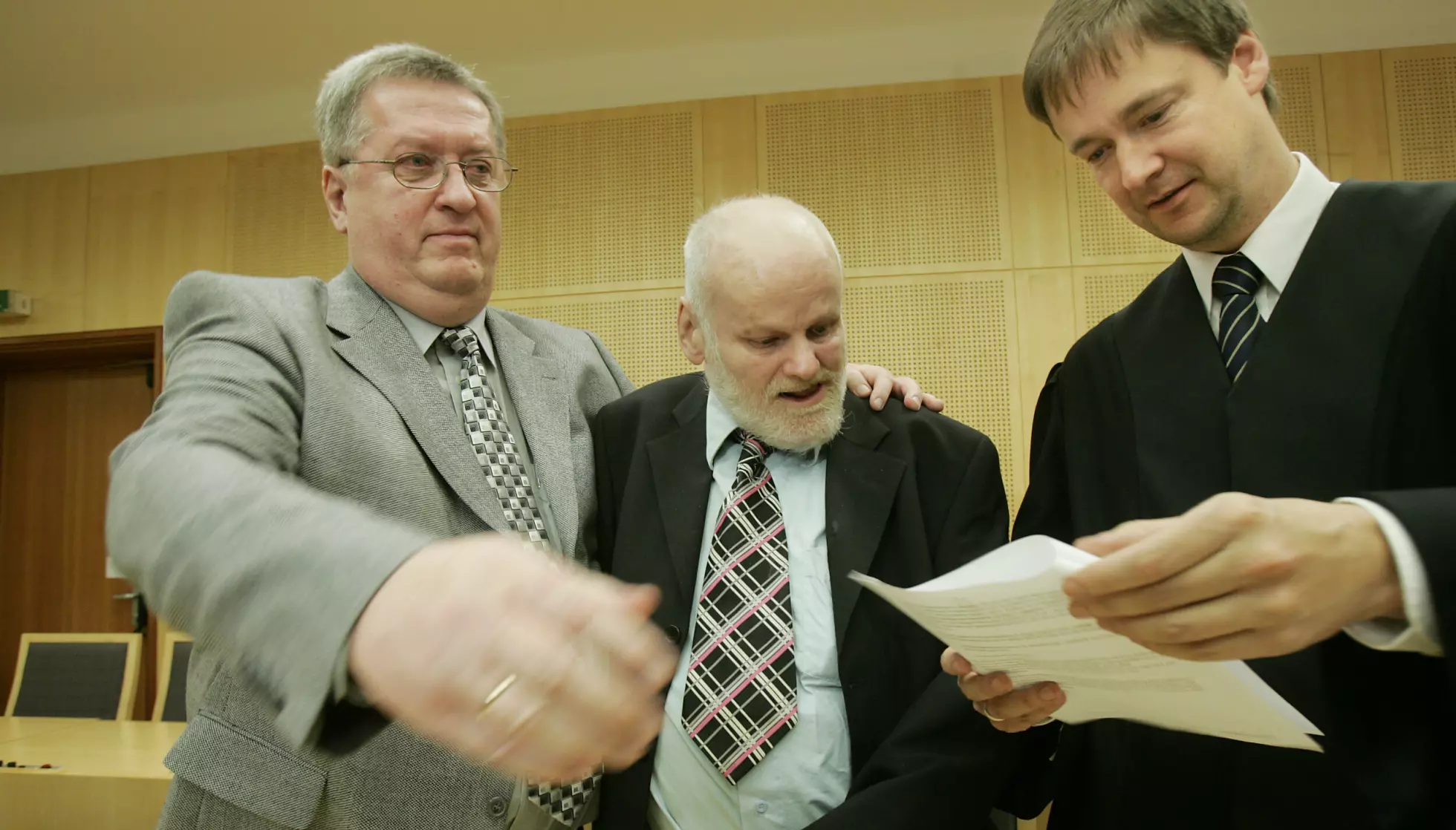 JUSTISMORD: I 2004 ble Fritz Moen frikjent for drapet på Sigrid Heggheim, som han hadde sittet 18 år i fengsel for. Her er Moen flankert av Tore Sandberg (t.v.) og Elden i Borgarting lagmannsrett. Foto: Heiko Junge / NTB