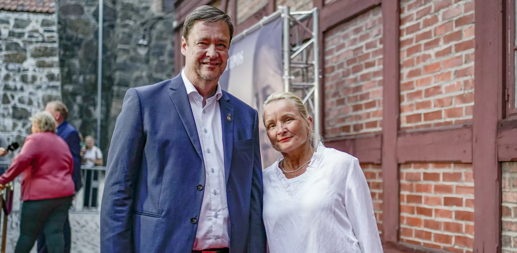 ADVOKAT-TOSPANN: Ekteparet John Christian og Sol Elden ankommer førpremieren på den norske storfilmen «Krigsseileren» på Akershus festning i august 2022. Foto: Heiko Junge / NTB