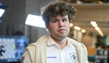 Første tap for Carlsen i hurtigsjakk-VM: