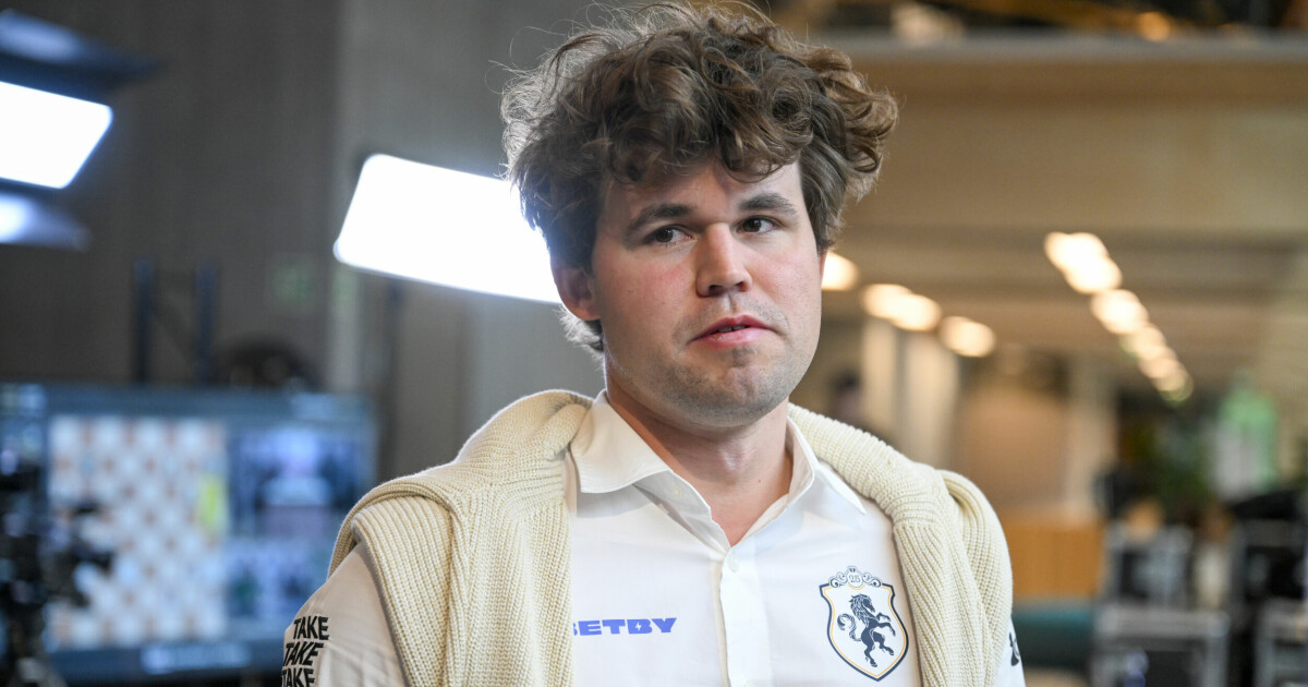 Første tap for Carlsen i hurtigsjakk-VM: