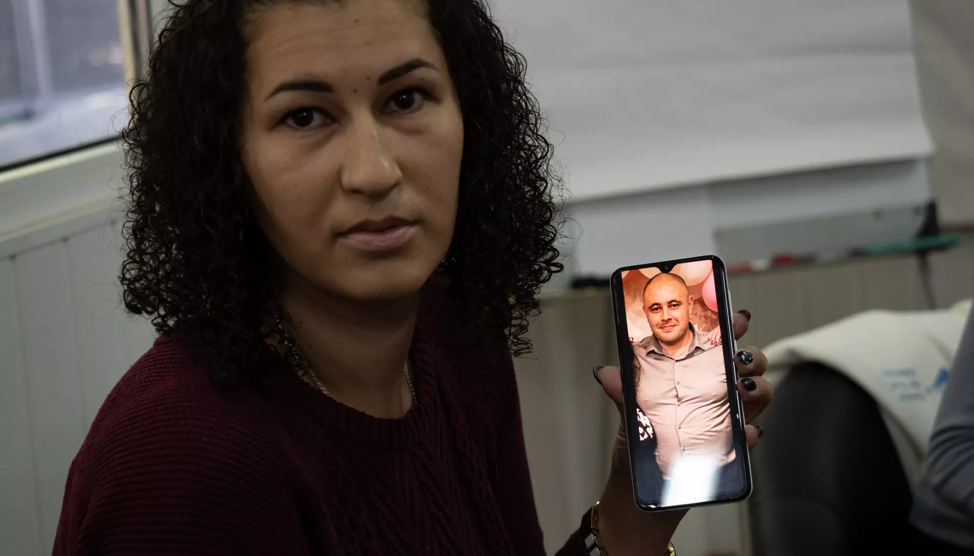 OPTIMIST: Olha er sikker på at ektemannen og broren fortsatt er i live, og gir ikke opp kampen for å få dem hjem fra fengsel i Russland. Foto: Privat