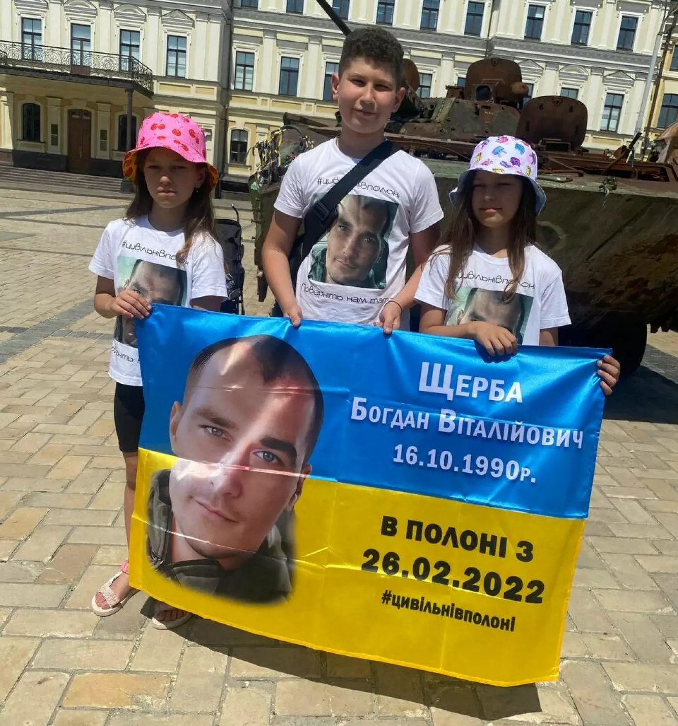 SENDTE TIL FAR: Bildet av barna med t-skjorter og plakater av Bohdan ble sendt til fengselet Bohdan sitter i i Russland. Foto: Privat