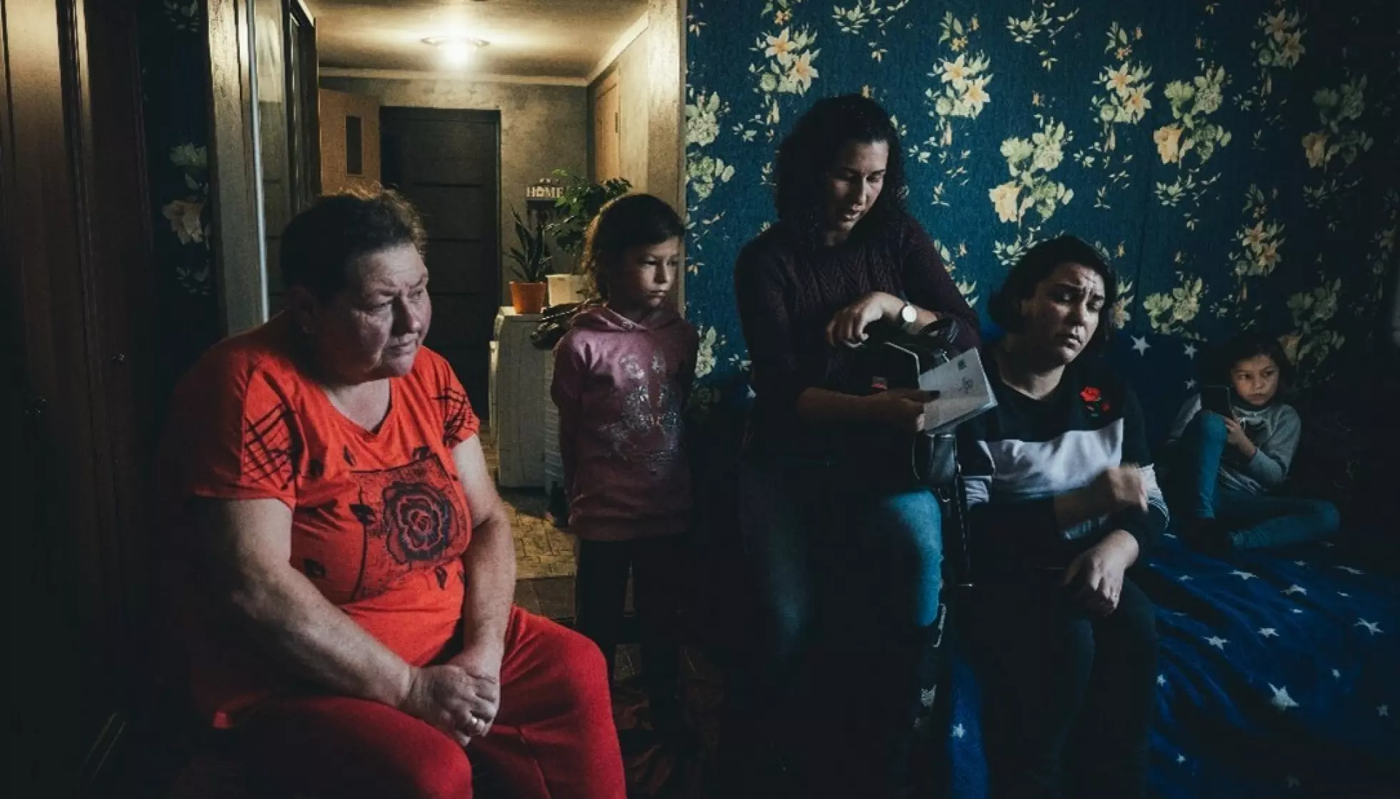 SITTER IGJEN ALENE: Olha og familien mistet både ektemann og bror da russerne invaderte flyplassen i Hostomel i 2022. Foto: Morten Risberg