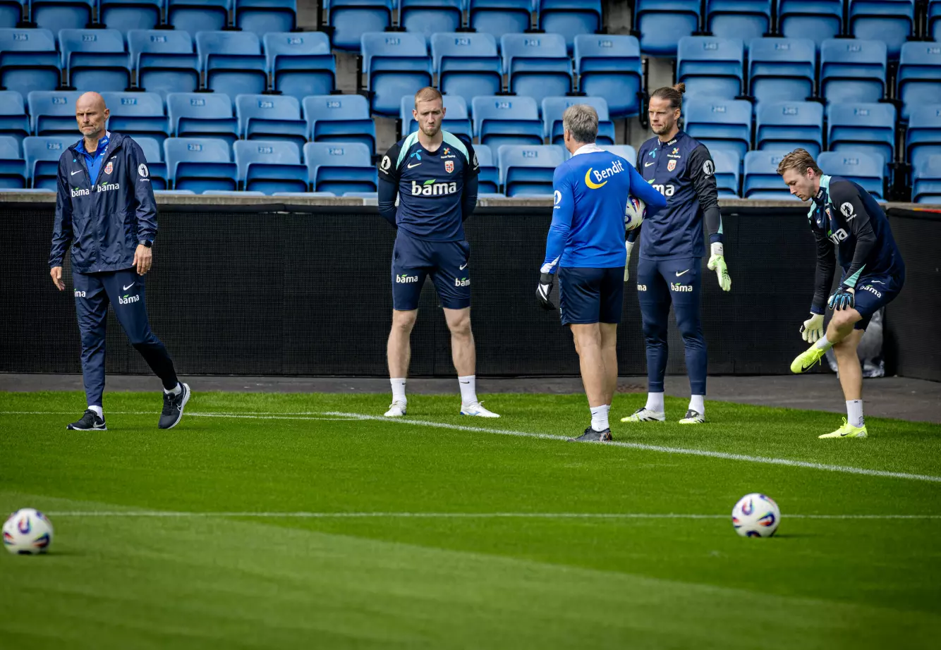 KEEPERSJEF: Frode Grodås (med ryggen til), sammen med Norges målvakter (f.h.) Mathias Dyngeland, Ørjan Håskjold Nyland og Egil Selvik på Ullevaal stadion. Landslagssjef Ståle Solbakken rusler til venstre. Foto: Bjørn Langsem / Dagbladet