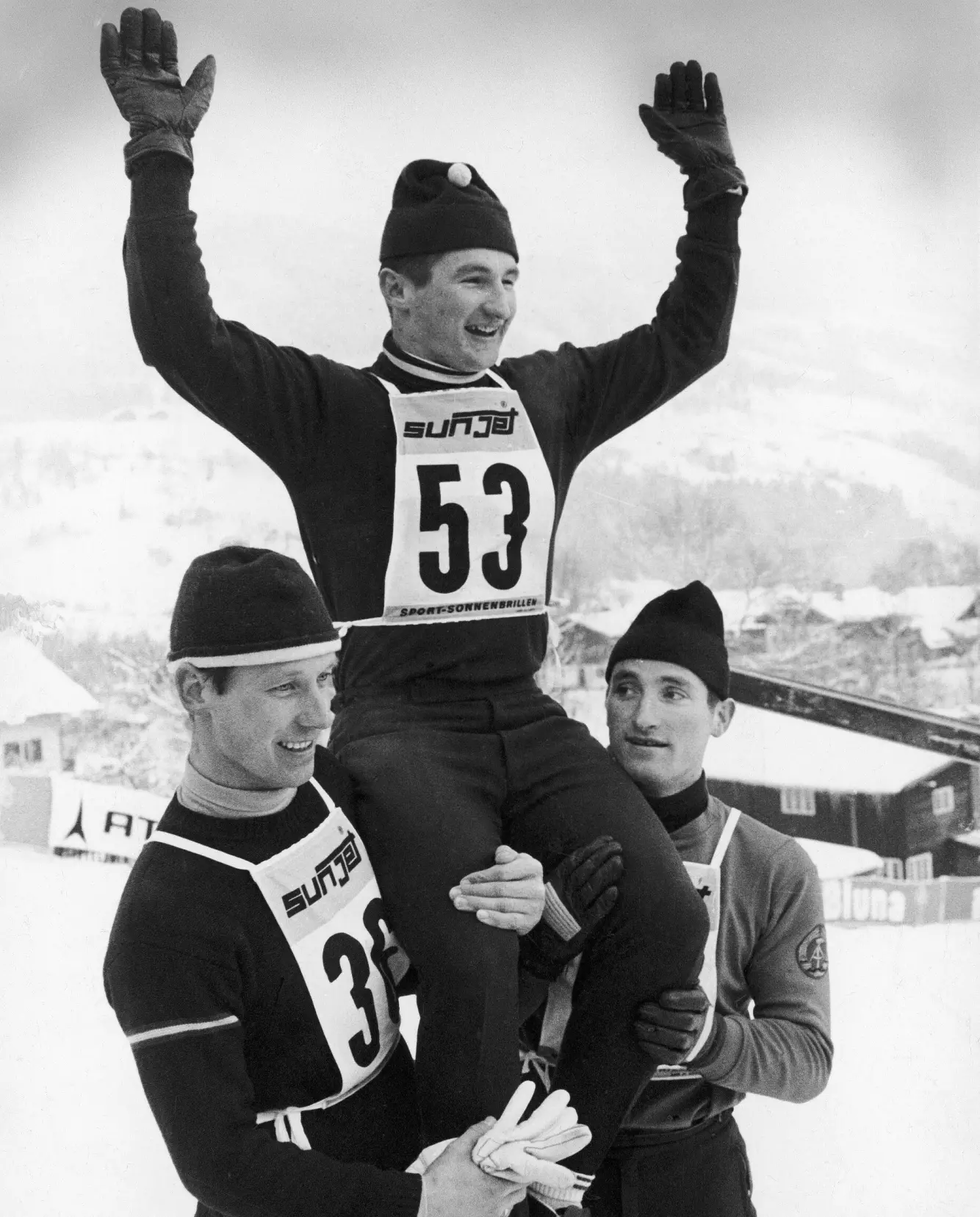 NORSK JUBEL: Bjørn Wirkola vant Hoppuka i 1967. Her bæres han på gullstol av Sepp Liechtenegger og Dieter Neuendorf. Foto: NTB