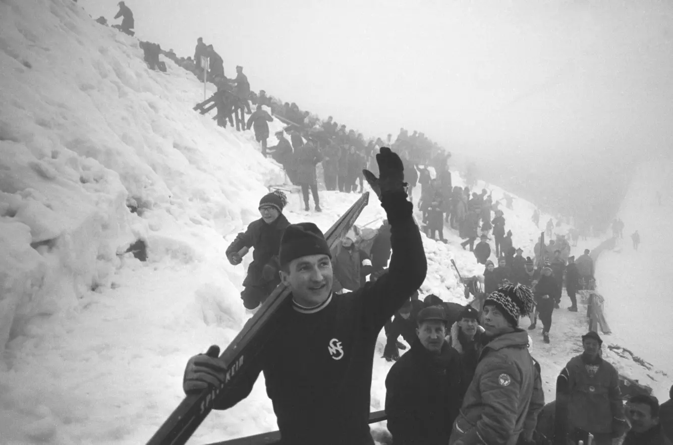 LEGENDE: Bjørn Wirkola var en stor helt i hoppbakken på 60-tallet. Her vinker han til publikum i Holmenkollen. Foto: NTB