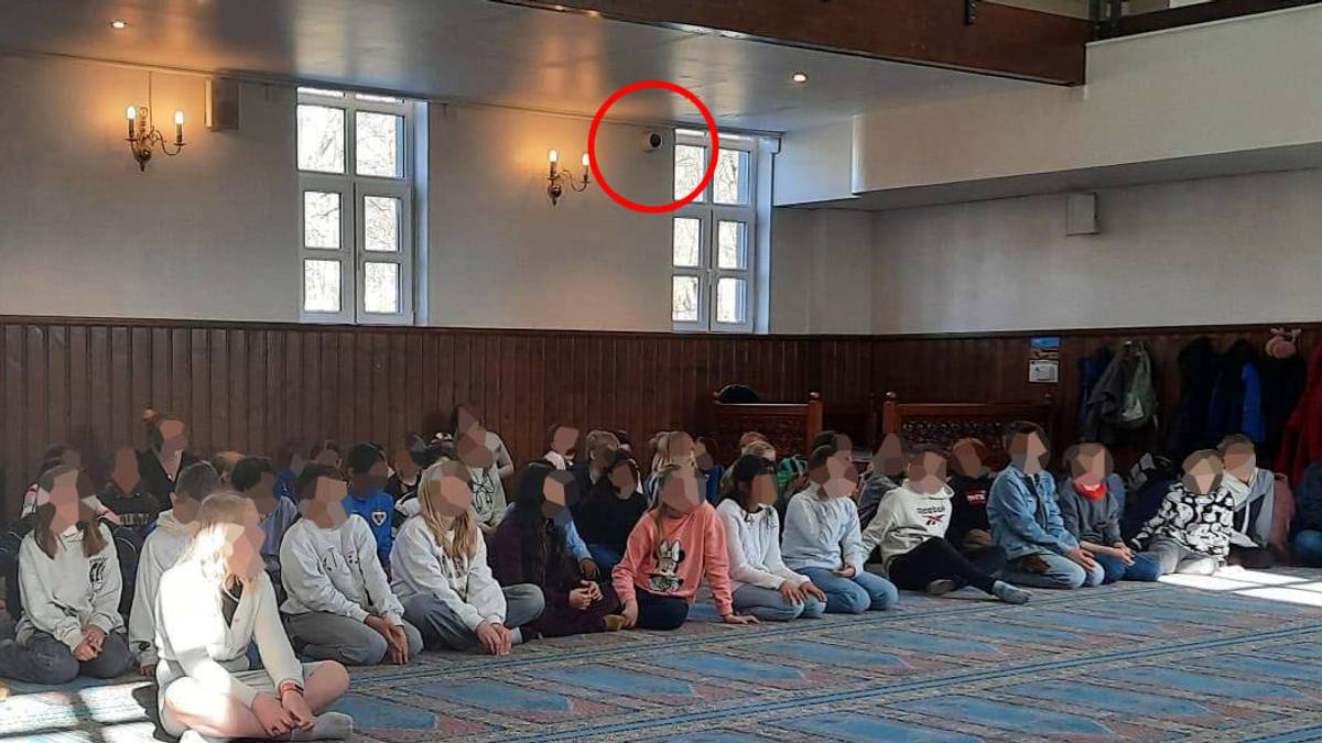 en gruppe mennesker som sitter i et rom