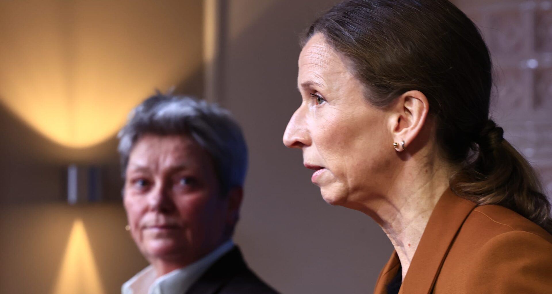 PST-sjef Beate Gangås og justis- og beredskapsminister Astri Aas-Hansen under en pressekonferanse torsdag ettermiddag.