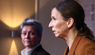 PST-sjef Beate Gangås og justis- og beredskapsminister Astri Aas-Hansen under en pressekonferanse torsdag ettermiddag.