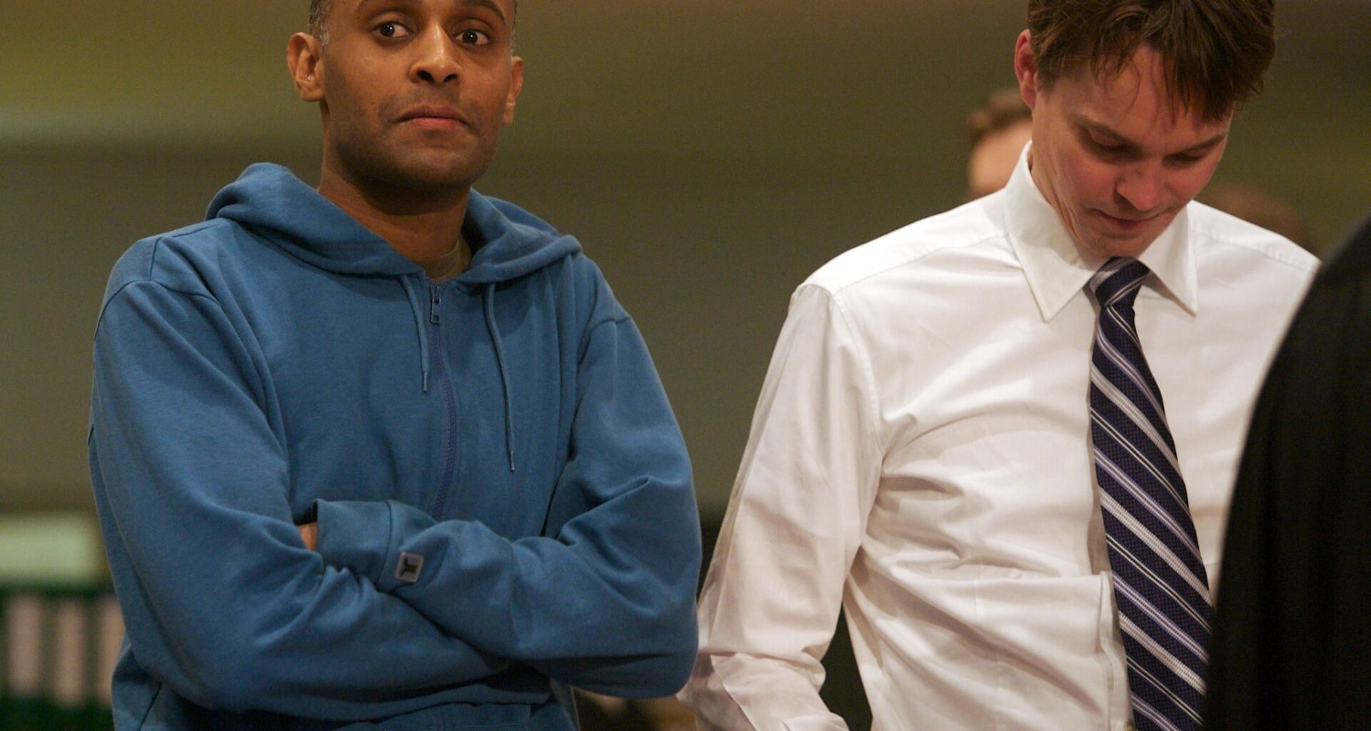 Metkel Betew sammen med forsvarer Marius Dietrichson under Nokas-rettsaken i Stavanger i 2007.