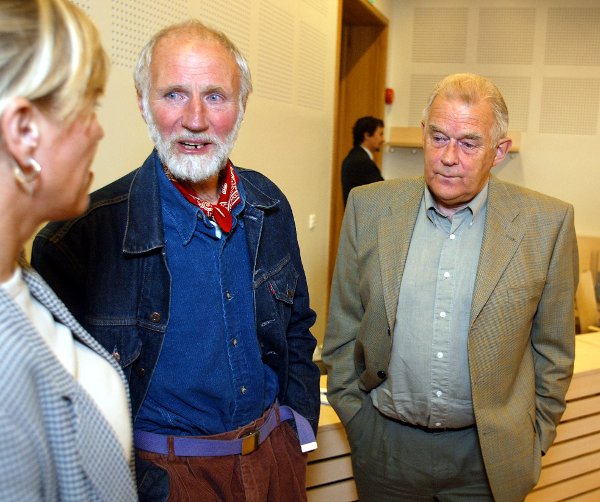 Undersøkelseskommisjonen etter 'Utvik Senior' med nye høringer i dag. 
Fra venstre Guri Abelsen - datter til skipperen på 'Utvik Senior' - hilser på Kjell Fjørtoft og Arthur Arntzen som var journalister på Dagbladets Tromsø-kontor