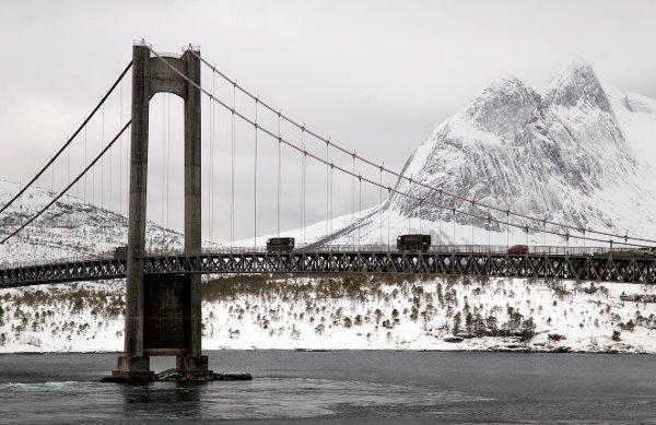 Militære lastebiler kjører i kolonne over Kjerringvikstraumen i forbindelse med vinterøvelsen Cold Response 2020 *** Local Caption *** Military trucks driving over Kjerringvikstraimen bridge as a part of Cold Response 2020