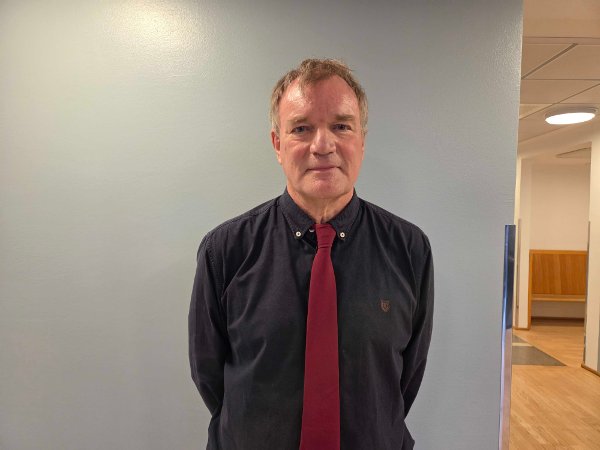 EKSPERT: Lege og professor Elling Ulvestad har forsket på langtidsskader etter koronavaksiner.