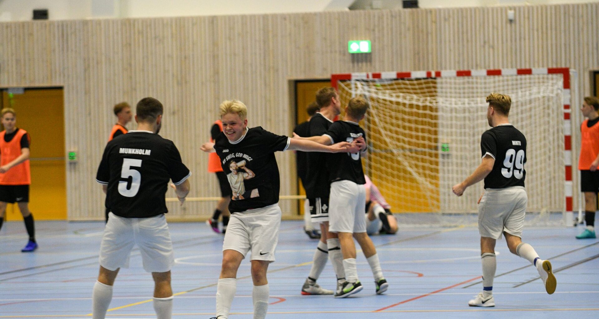 Tøffe duellar, lekkert spel og hoppande jubel – sjå bildeserie frå finaledagen - Kvinnheringen