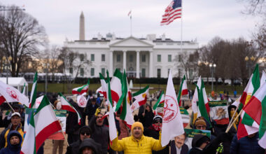 Demonstranter forsøkte å bryte seg inn i regjeringsbygning i Iran