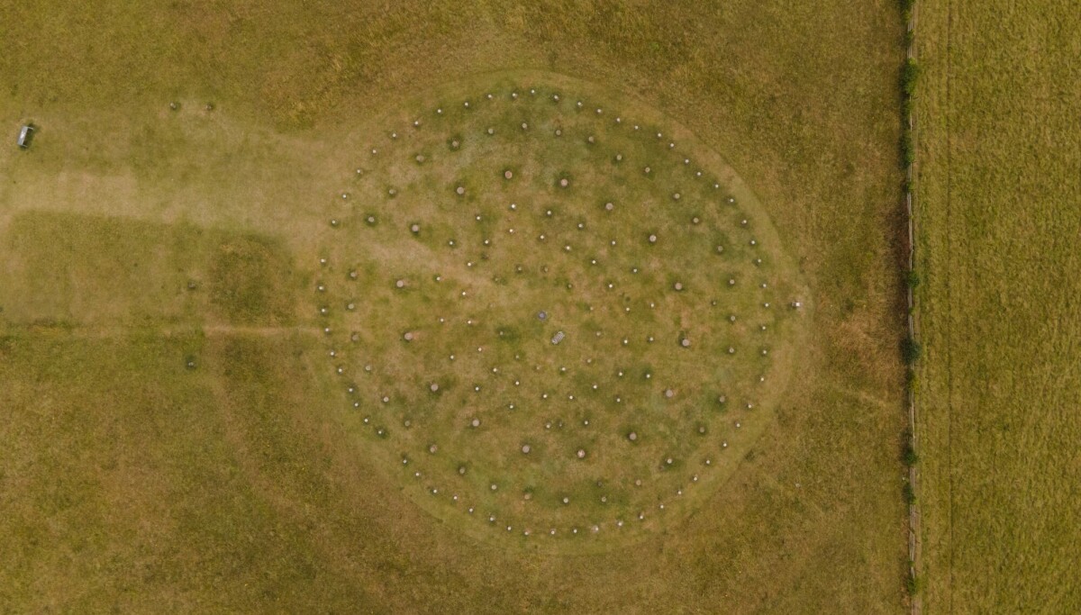 Ikke langt fra Stonehenge er det noen merkelige groper. Hvordan ble de til?