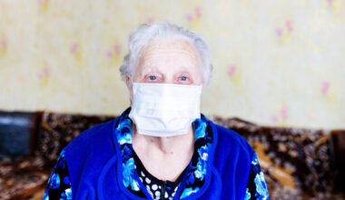 Hvorfor tåler vi virus dårligere når vi blir eldre?