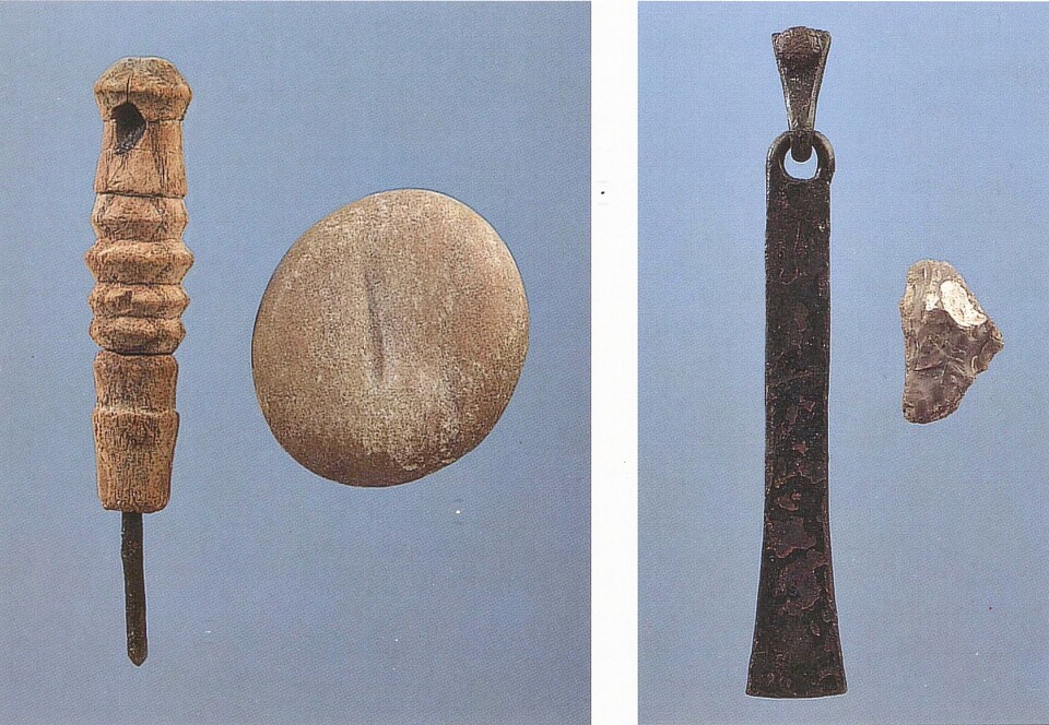 Hele 129 sett med ildstål – 1.800 år gamle «lightere» – er blitt funnet i myra ved Illerup Ådal. Hele 124 av disse består av en kvartsittstein og et nåleformet stykke jern satt inn i et trehåndtak, slik du ser til venstre. Ett av dem har innrisset navnet «Gauthur». Disse ildstålene kan peke i retning av Norge. Fem av ildstålene, som det til høyre, forteller om soldater med mulig opprinnelse et helt annet sted.