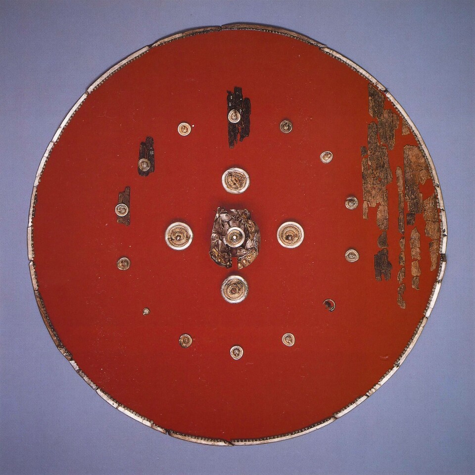 Hvem eide et skjold med så kostbare utsmykninger? Det må ha vært en mektig person. Var han leder for hæren som ble slått i Danmark?