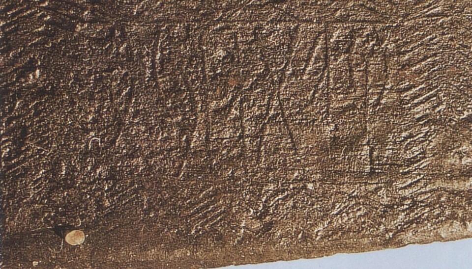 Wagnijo (Vagn) fikk for 1.800 år siden stemplet navnet sitt med runer på denne og tre andre av lansene funnet i Illerup Ådal. Skjedde det et sted i Norge? Var han smeden som lagde lansene? Eller var Vagn hærføreren som tok med alle mennene i romersk tjeneste? Stempler som dette var vanlige hos romerne, men ikke hos germanere. Kanskje hadde Vagn lært smedkunst på høyt teknisk nivå et sted i Romerriket. Kanskje kunne han også lese og skrive.