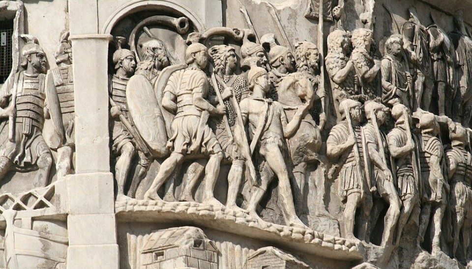 Marcus Aurelius var romersk keiser i årene fra 161 til 180. På søylen hans i Roma er det mulig å kjenne igjen flere av våpnene i Illerup Ådal-funnet. Soldatene har også med seg hester.