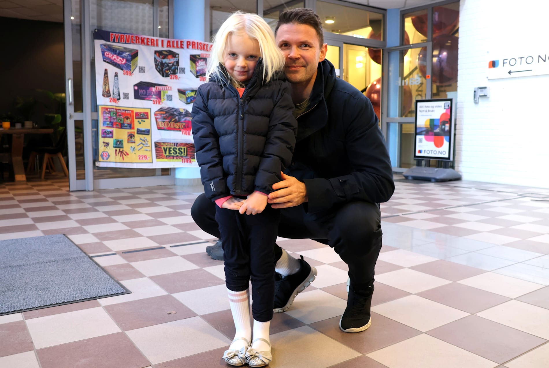 – Jeg gleder meg til å se alle de fine fargene i fyrverkeriet, sier datteren (4) til Granås med et smil.