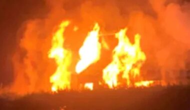 Bildet viser en brann med kraftige flammer