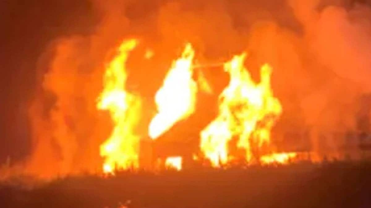 Bildet viser en brann med kraftige flammer