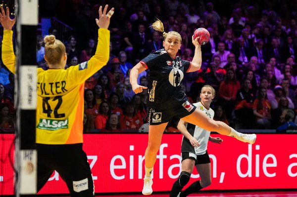 Rotterdam, Nederland 20251214. 
Norges Emilie Margrethe Hovden med et skudd mot Tysklands målvakt Katharina Filter under finalen i håndball-VM for kvinner mellom Tyskland og Norge i Ahoy Arena.
Foto: Beate Oma Dahle / NTB