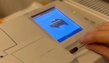 Må møte seks timer før start i et halvt år