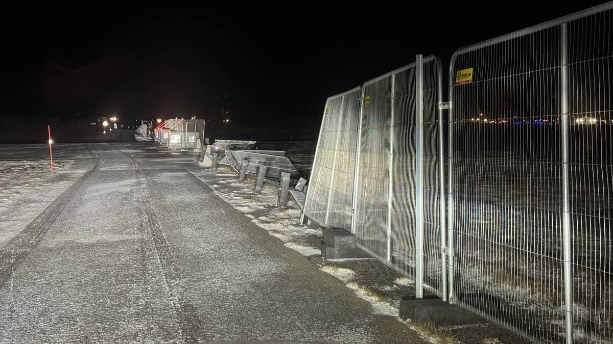 En rekke med metallgjerder i mørket har blåst ned ved Andøya lufthavn.